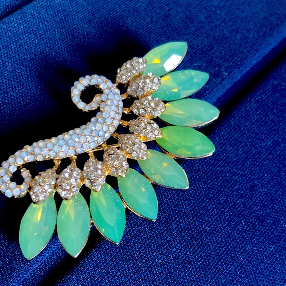 Fan of blue and crystal stones pendant/brooch